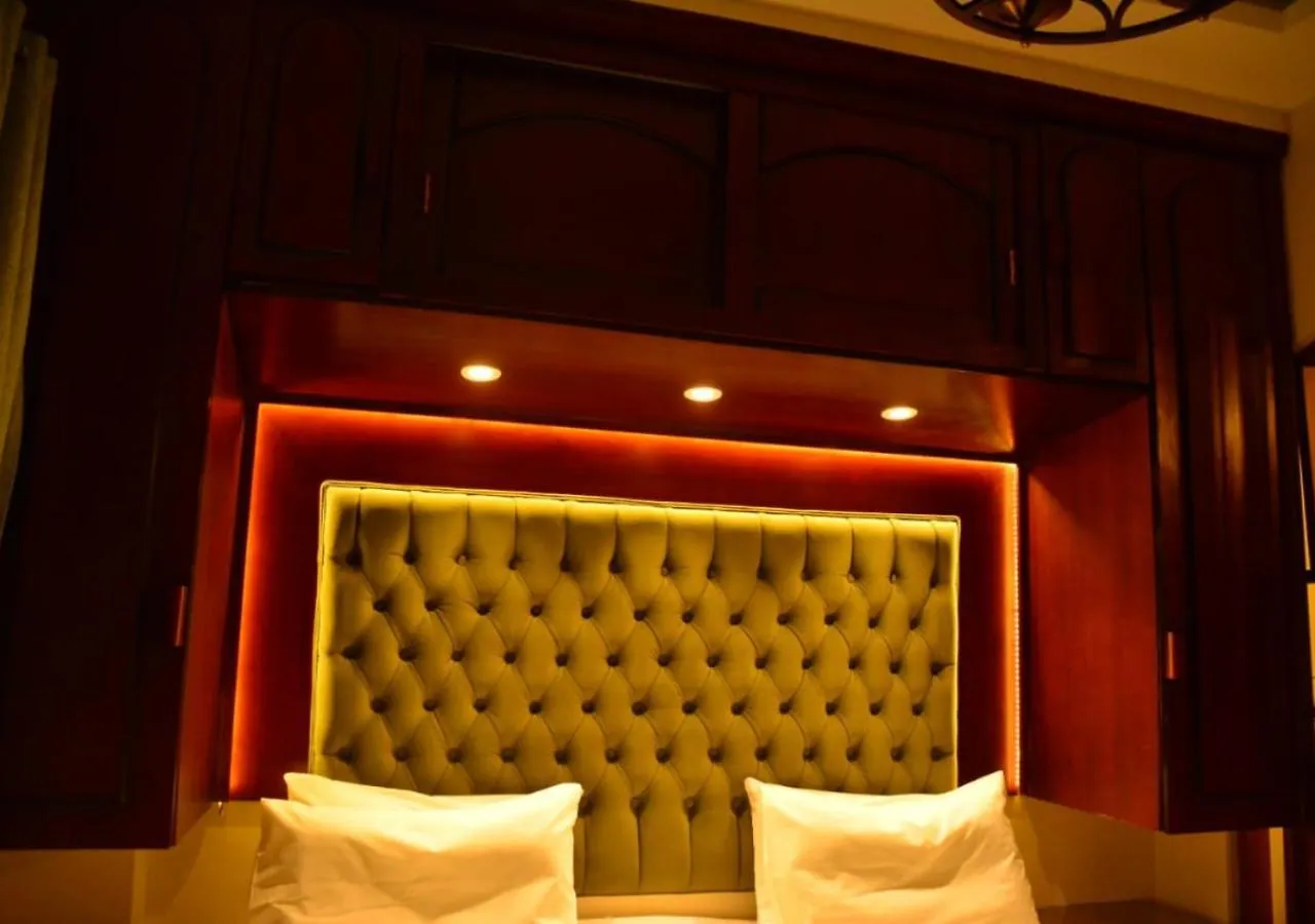 Aton Apartment, Luxor Resort, Minutes From City Center Apartment