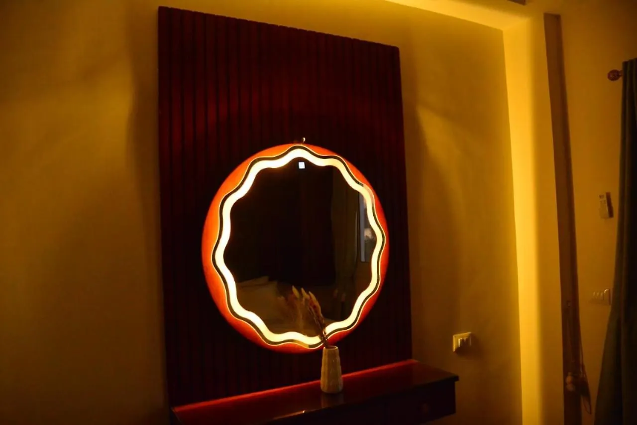 Aton Apartment, Luxor Resort, Minutes From City Center Apartment